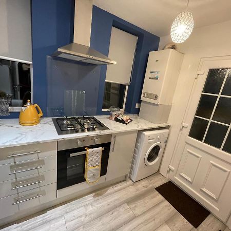 Hla Holytown Apartamento Mossend Exterior foto
