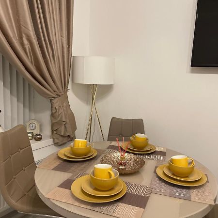 Hla Holytown Apartamento Mossend Exterior foto