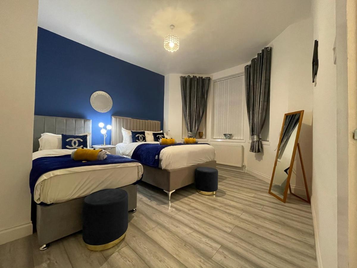 Hla Holytown Apartamento Mossend Exterior foto