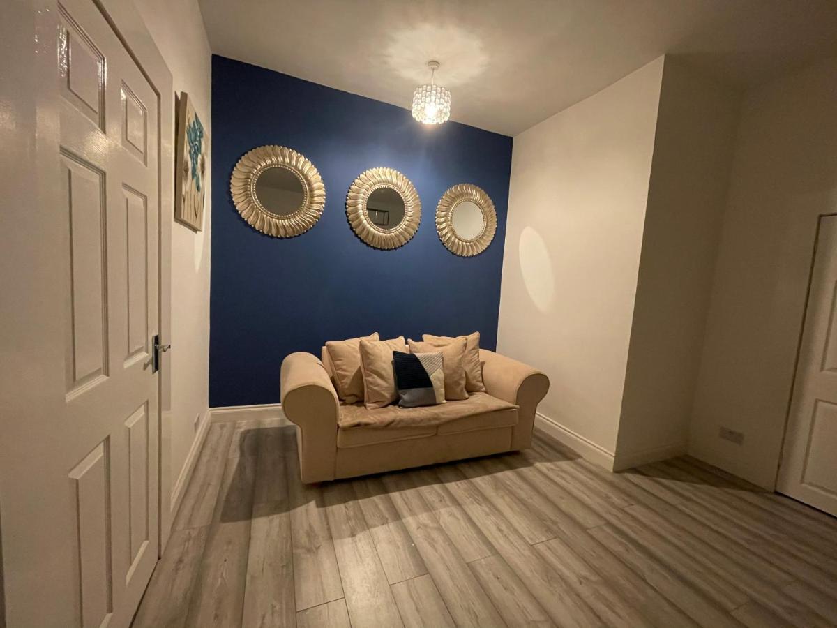 Hla Holytown Apartamento Mossend Exterior foto