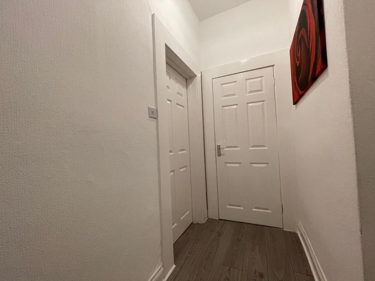 Hla Holytown Apartamento Mossend Exterior foto