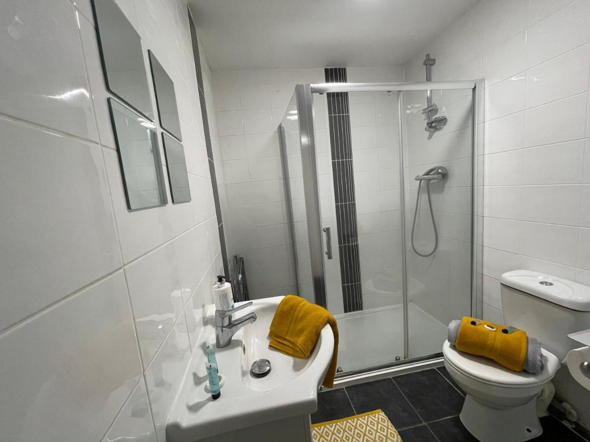 Hla Holytown Apartamento Mossend Exterior foto