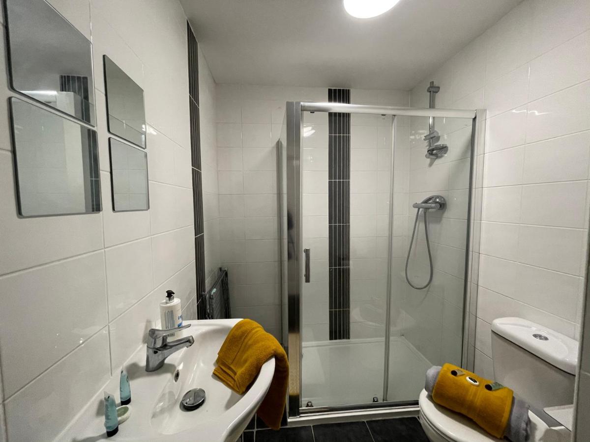 Hla Holytown Apartamento Mossend Exterior foto