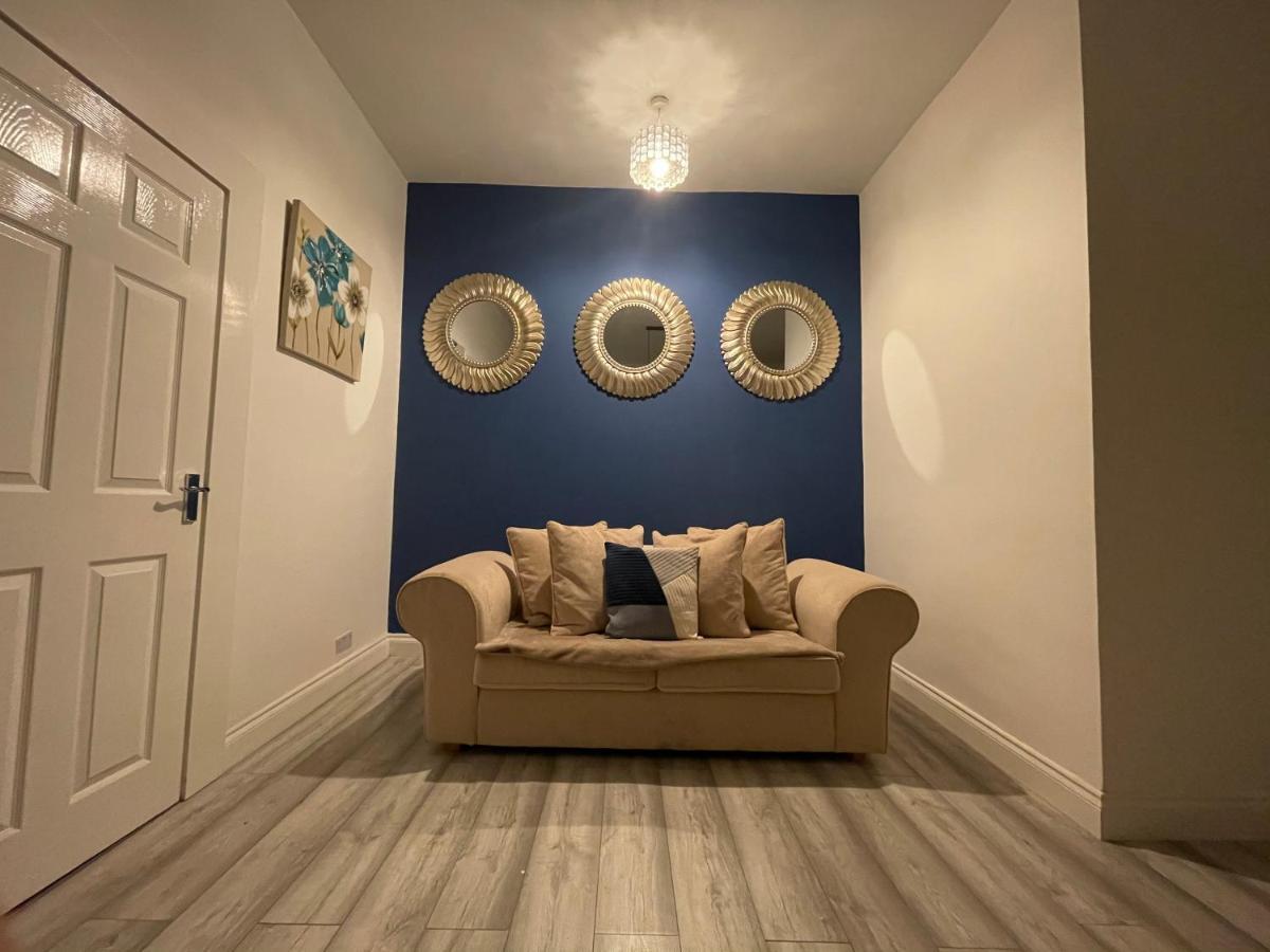 Hla Holytown Apartamento Mossend Exterior foto