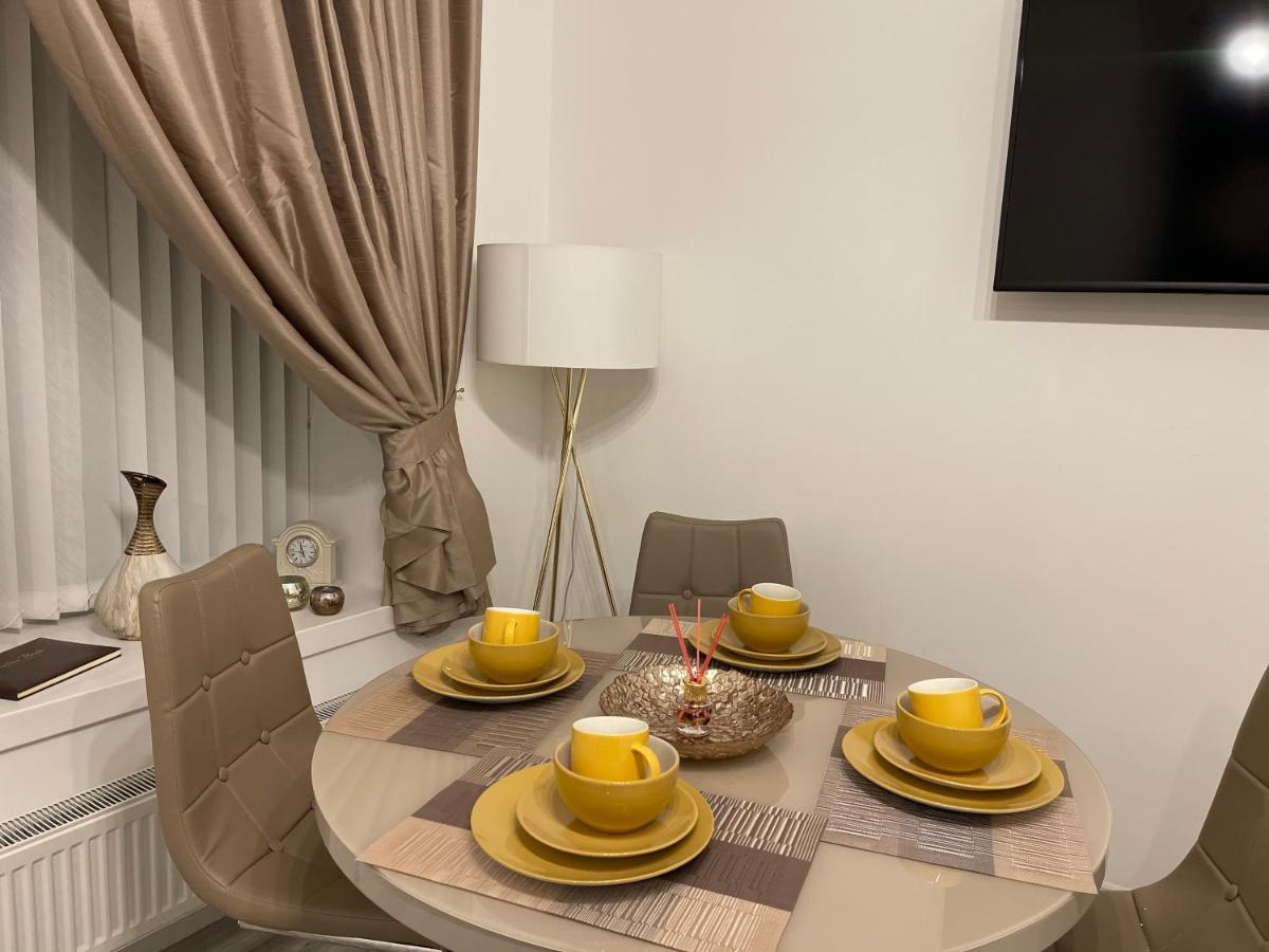 Hla Holytown Apartamento Mossend Exterior foto
