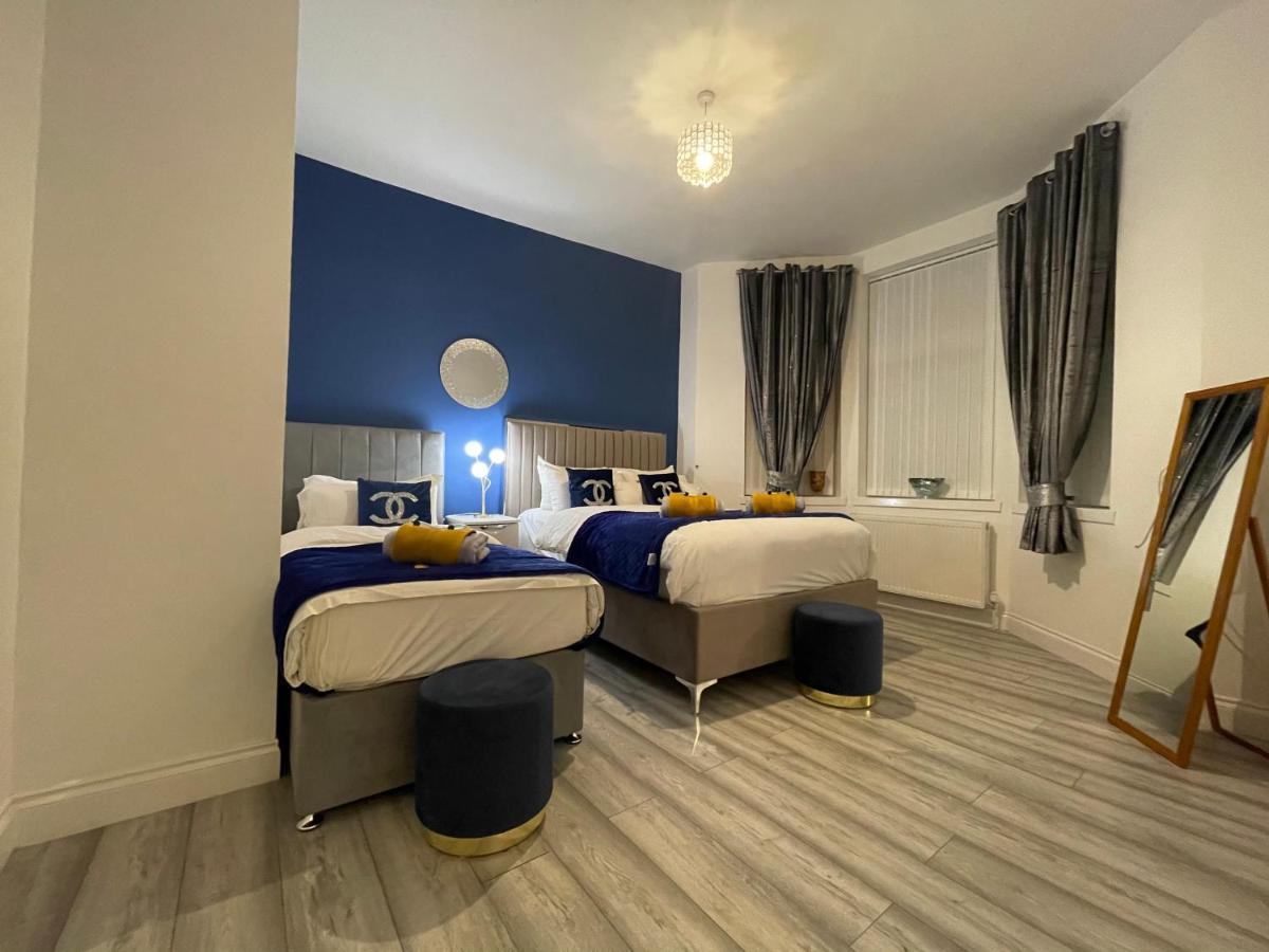Hla Holytown Apartamento Mossend Exterior foto
