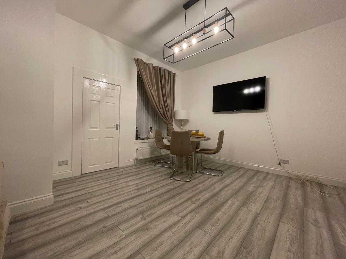 Hla Holytown Apartamento Mossend Exterior foto