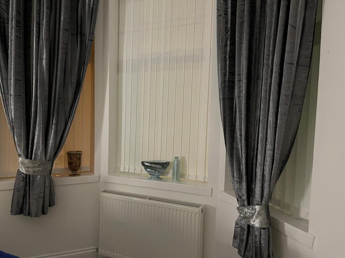 Hla Holytown Apartamento Mossend Exterior foto