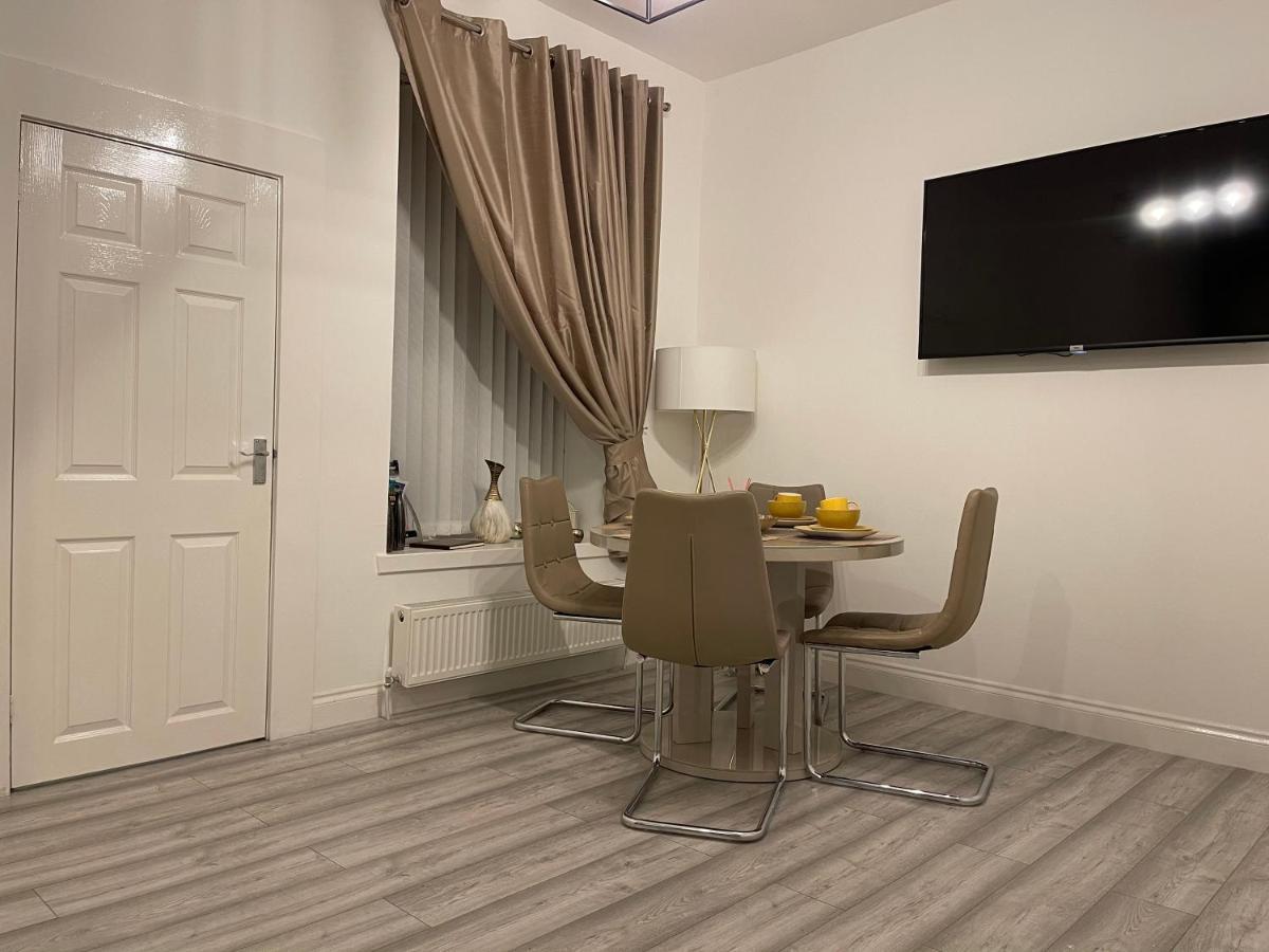 Hla Holytown Apartamento Mossend Exterior foto