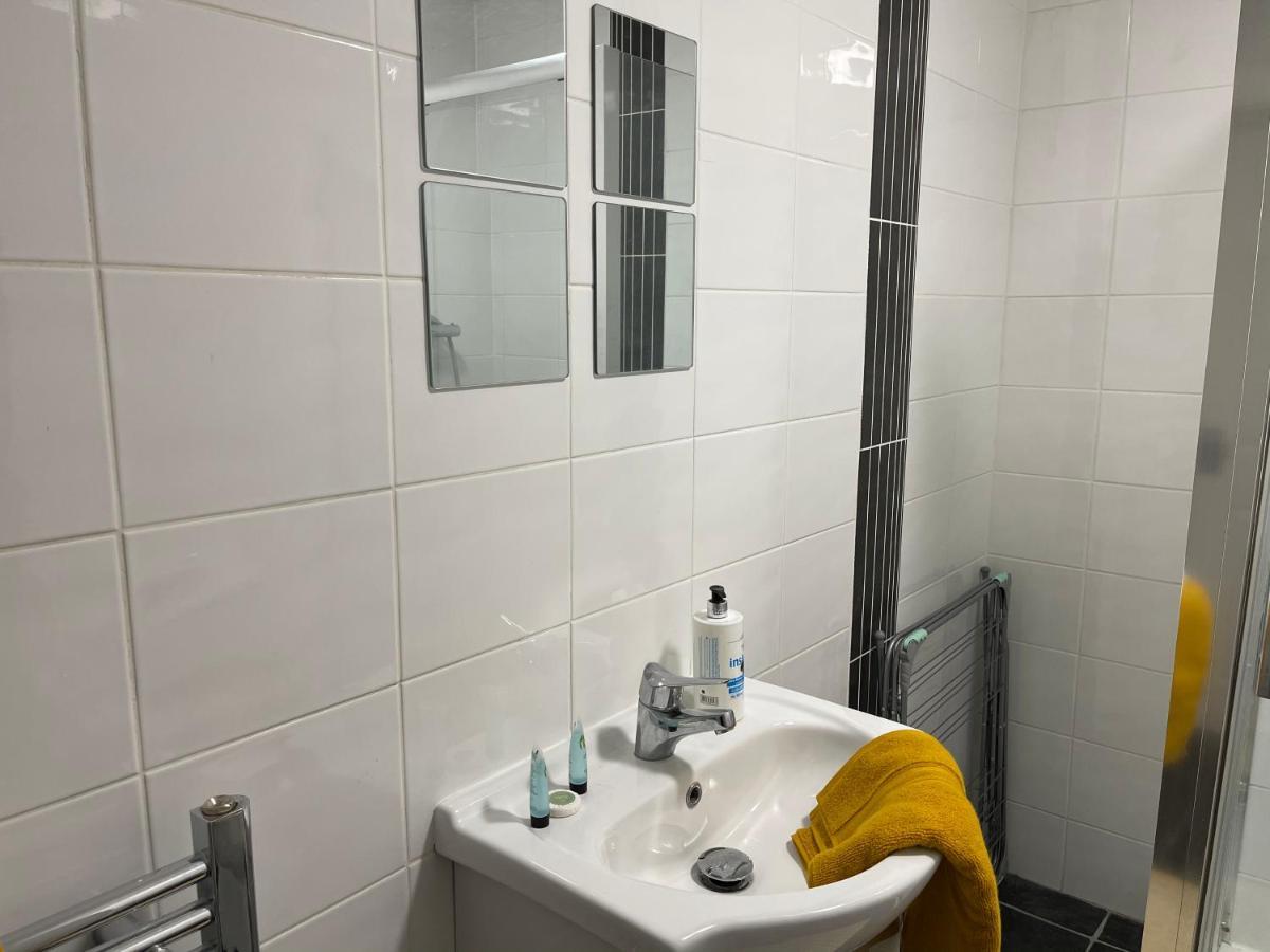 Hla Holytown Apartamento Mossend Exterior foto