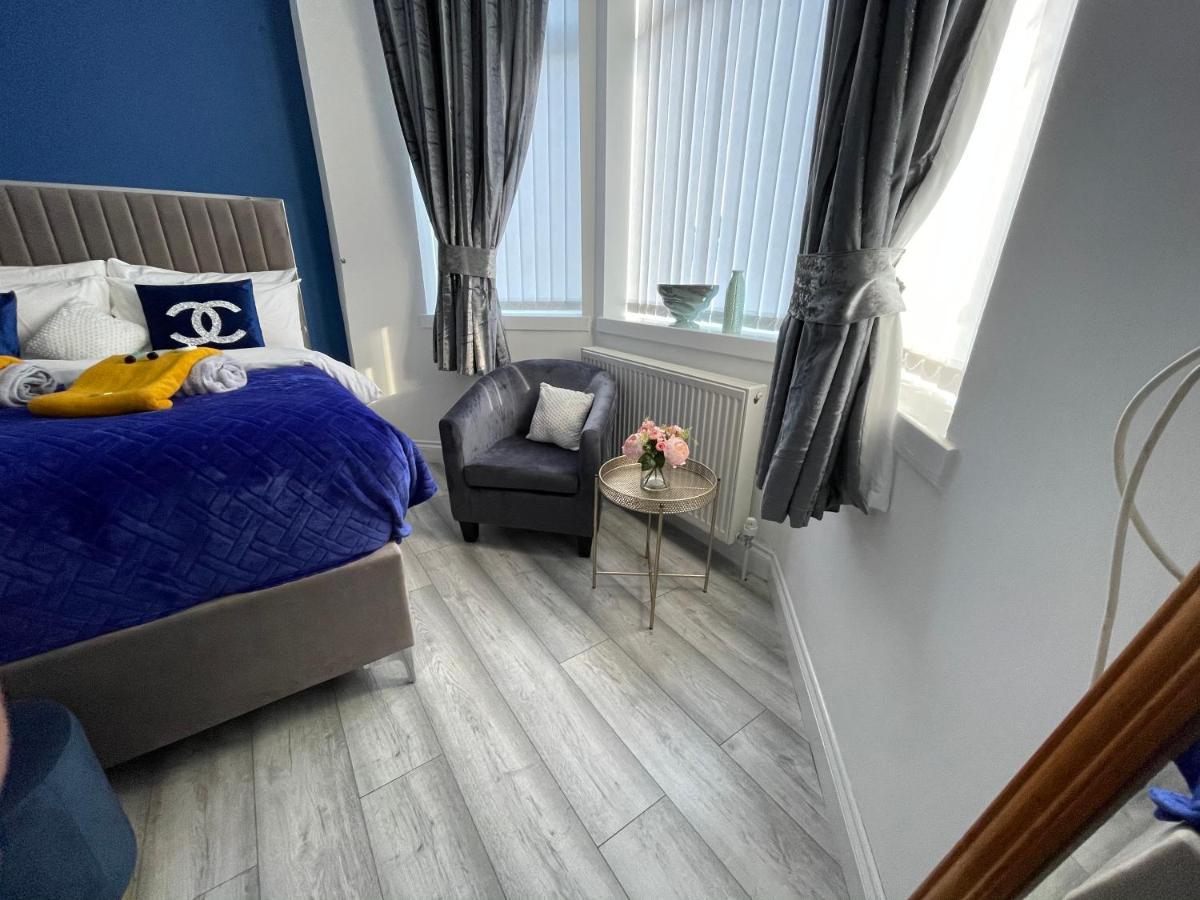 Hla Holytown Apartamento Mossend Exterior foto