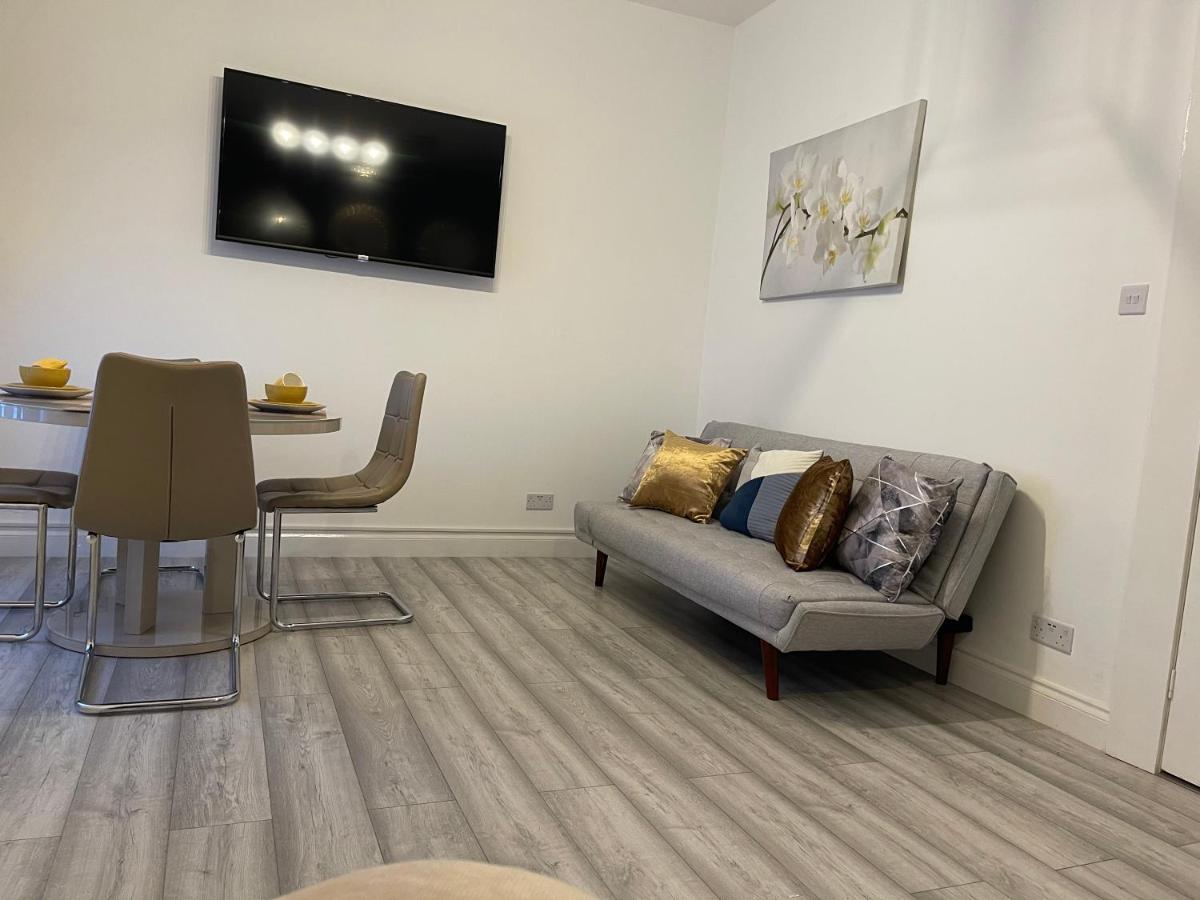 Hla Holytown Apartamento Mossend Exterior foto