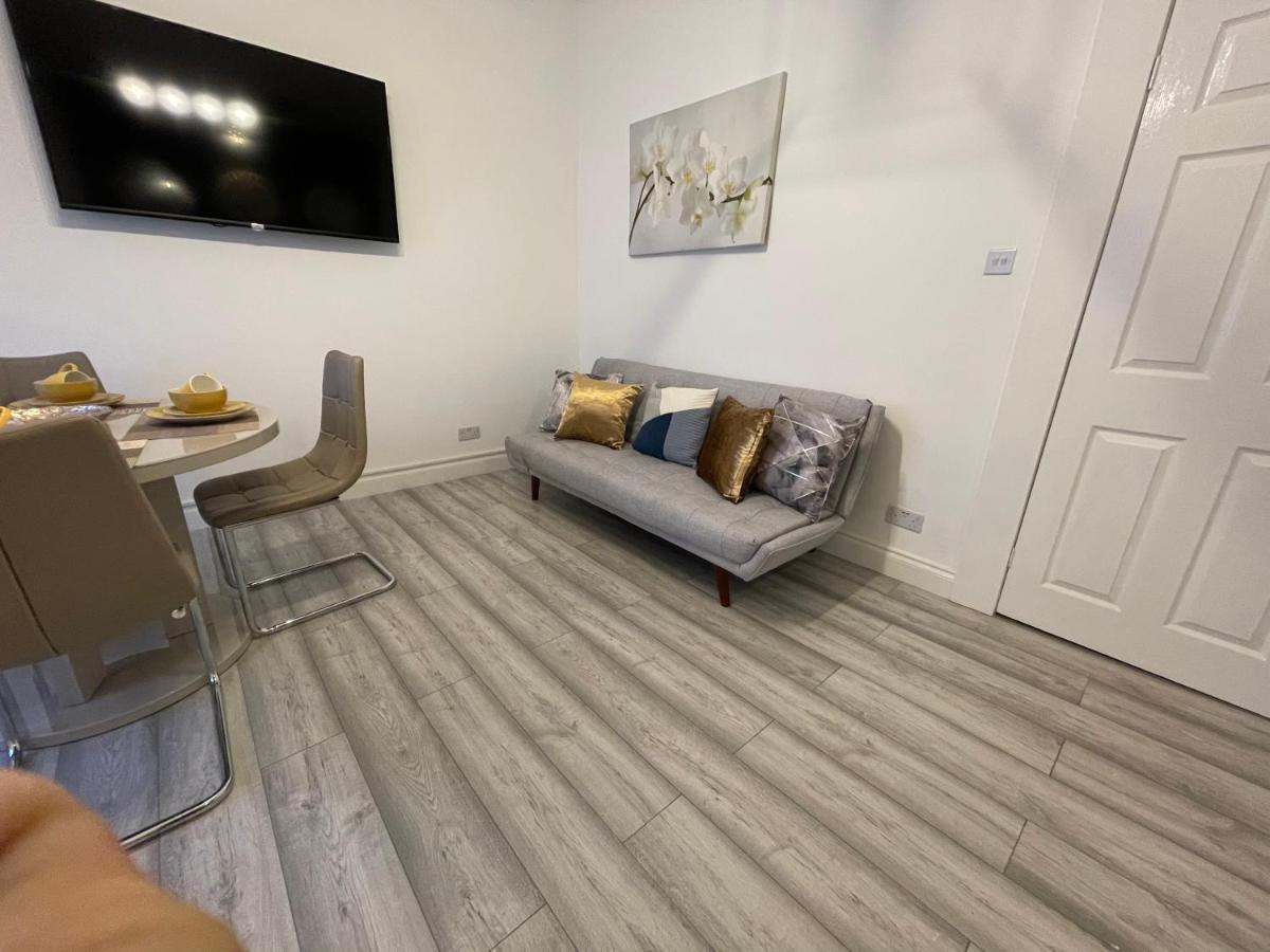 Hla Holytown Apartamento Mossend Exterior foto